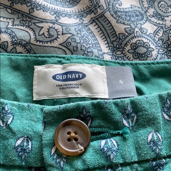 Size 4 old navy shorts - Picture 3 of 4